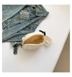 Detalle interior del bolso de pecho acolchado blanco con forro crema