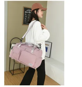 Mujer con bolso de fitness rosa grande con separación seco-húmedo para deportes.