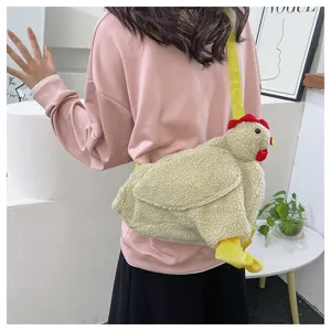 Süße gelbe Plüsch-Hähnchen-Umhängetasche, getragen von einem Modell in Lifestyle-Umgebung.