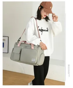 Modelo asiática llevando un bolso de deporte verde salvia con correas rosas grandes