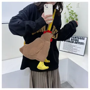 Nahaufnahme einer trendigen Plüsch-Hähnchen-Umhängetasche an einem Frauenmodell.