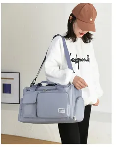 Modelo asiática con bolsa de deporte gris, separación seco-húmedo y varios bolsillos
