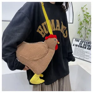 Süße plüschige Hähnchen-Umhängetasche an einem Model im Studentenstil in weißem Raum