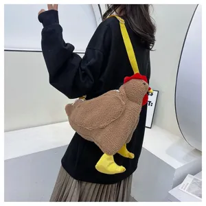 Detaillierte Rückansicht einer Person mit einer süßen braunen Plüschtasche in Hühnerform.