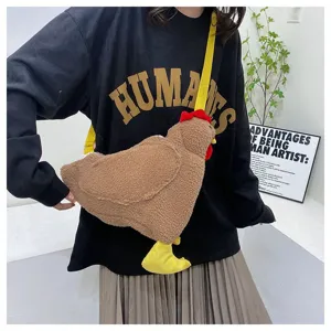 Süße braune Plüschhähnchen-Umhängetasche, getragen von einem Model in einem Lifestyle-Set.