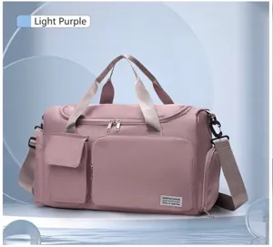 Vista frontal de bolsa de deporte morado claro con gran capacidad y separación seco-húmedo
