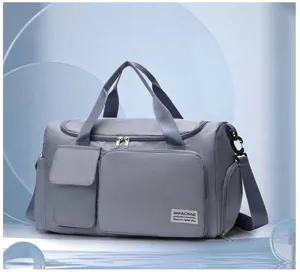 Vista frontal detallada de una gran bolsa de deporte azul con bolsillos múltiples