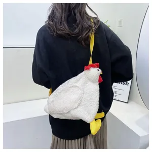 Detailansicht einer niedlichen weißen Plüsch-Hähnchen-Umhängetasche an einem Model.