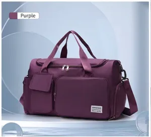 Vista detallada de la bolsa de deporte morada con diseño de separación seco-húmedo