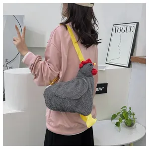 Süße graue Plüsch-Hähnchen-Umhängetasche von Modell in stilvollem Interieur getragen