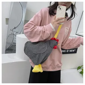 Detailansicht der niedlichen Plüsch-Küken-Umhängetasche auf einem rosa Sweatshirt