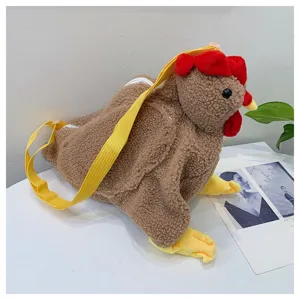Detailansicht einer süßen braunen Plüsch-Hähnchen-Umhängetasche mit weicher Textur.