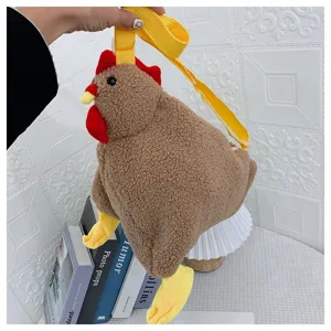 Nahaufnahme der süßen braunen Plüsch-Hähnchen-Umhängetasche mit flauschiger Sherpa-Textur.