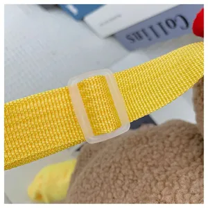 Detailansicht des gelben Nylon-Schultergurts mit transparentem Kunststoffversteller
