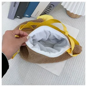 Makroansicht des weißen Innenfutters und Reißverschlusses der Plüschtasche.