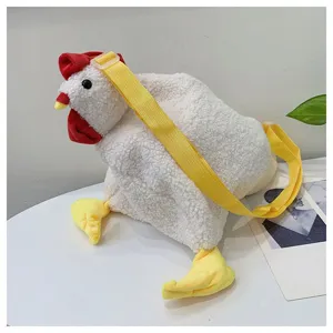 Detailansicht einer süßen weißen Plüsch-Hähnchen-Umhängetasche mit verstellbarem gelbem Riemen.