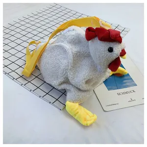 Detailaufnahme der weichen Plüschstruktur dieser niedlichen Hähnchen-Umhängetasche