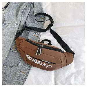 Detaillierte Ansicht einer braunen Streetwear-Brusttasche mit weißem Grafikdruck