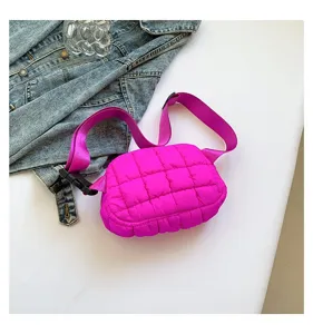 Primer plano de una riñonera acolchada en color rosa fucsia vibrante y moderno
