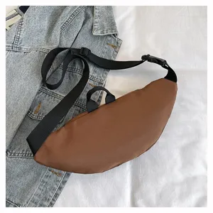 Minimalistische braune Nylon-Brusttasche mit verstellbarem Riemen und Utility-Stil Design.