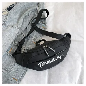 Detailansicht schwarze Bauchtasche mit weißer Tengrun-Aufschrift auf weißem Laken