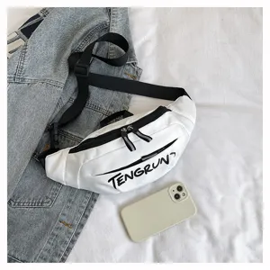 Trendige weiße Unisex-Brusttasche mit schwarzem verstellbarem Gurt im lässigen Lifestyle-Lay-flat