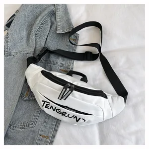 Detailaufnahme der weißen Streetwear-Gürteltasche mit schwarzem Text auf Denim-Hintergrund