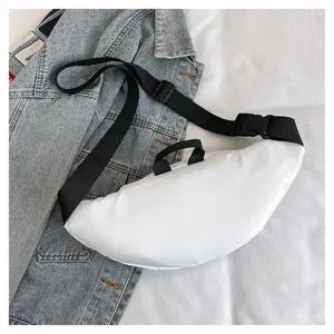 Nahaufnahme der weißen minimalistischen Brusttasche mit robusten schwarzen Riemen