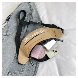 Detailansicht der khakifarbenen Streetstyle-Brusttasche mit Fokus auf die Kapazität