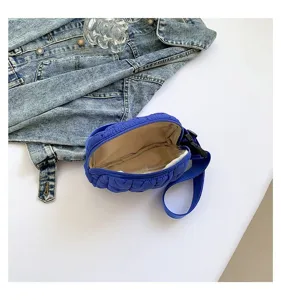 Vista interior detallada de un bolso de pecho acolchado azul de estilo coreano con forro