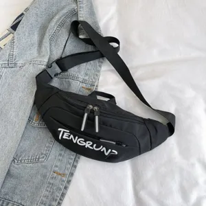 Minimalistische schwarze Nylon-Gürteltasche mit "TENGRUN?" Aufdruck, Unisex-Workwear-Stil.