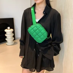 Riñonera acolchada verde vibrante lucida por una modelo en un estilo veraniego casual