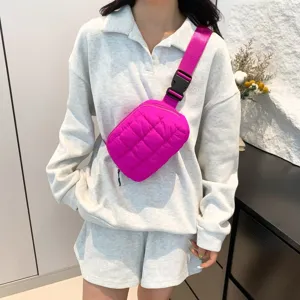 Bolso de pecho acolchado rosa vibrante estilo informal para verano