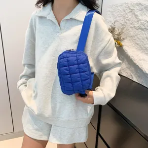 Bolso de pecho acolchado azul para mujer de estilo coreano minimalista y casual.