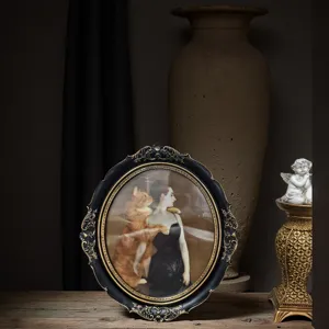 Élégant cadre photo ovale en résine noir et or exposé sur une table en bois rustique