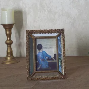 Cadre photo vintage en résine avec sculpture rétro pour une élégante décoration de table.