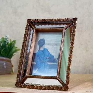 Cadre photo en resine vintage avec bordure en relief et miroir incline pour decoration.