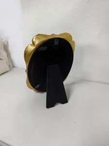 Vista trasera detallada de un marco de fotos barroco dorado con soporte