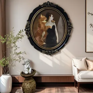 Cadre ovale vintage en résine noir et or dans un décor de salon élégant