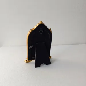 Dettaglio retro della cornice in resina vintage, supporto stabile e gancio da parete.