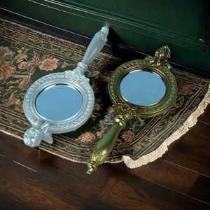 Detailansicht kunstvoller europäischer Vintage-Handspiegel mit feinen Kunstharzschnitzereien