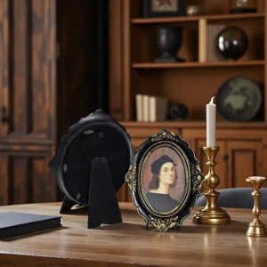 Cadre photo ovale vintage en résine avec relief doré dans un décor de bibliothèque.