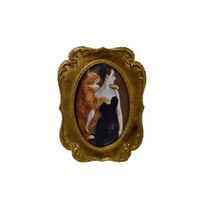 Marco de fotos vintage europeo de resina dorada tallada con un retrato de arte ovalado