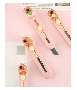 Gros plan de mini-cutters roses avec de mignons capybaras en dessin animé pour bureau.