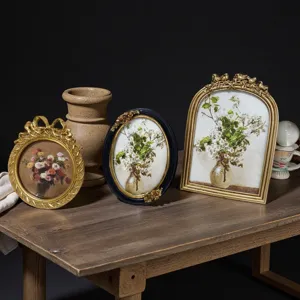 Vue détaillée de l'ensemble de cadres photo vintage avec décoration de table rétro.