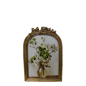 Cadre photo doré rétro vintage avec oiseaux décoratifs et art floral, superbe décoration d'intérieur.