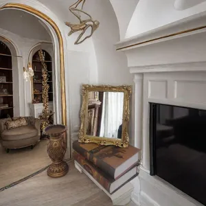 Luxuriöser vintage Bilderrahmen aus Goldharz mit kunstvollen Barock-Prägungen für Zuhause