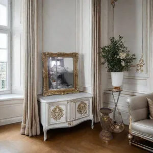 Nahaufnahme eines verzierten goldenen Barock-Spiegelrahmens im französischen Stil
