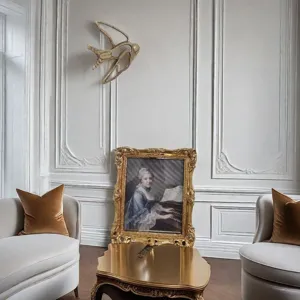 Vintage goldene Schwalbe Wanddeko und verzierter Harz-Bilderrahmen im Luxus-Interieur