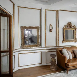 Prunkvoller Vintage-Resinspiegel und klassischer Bodensockel in Barock-Interieur